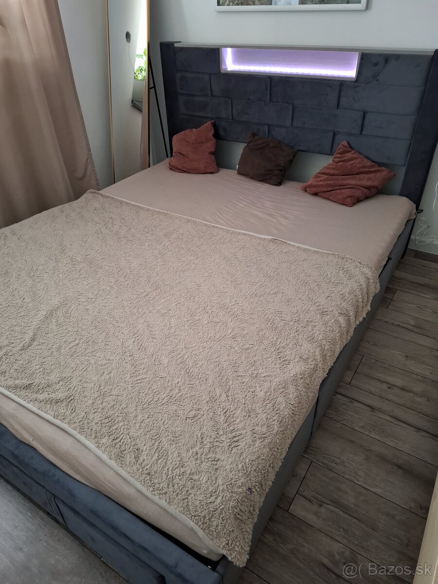 Manzelska postel so svetlom - 2