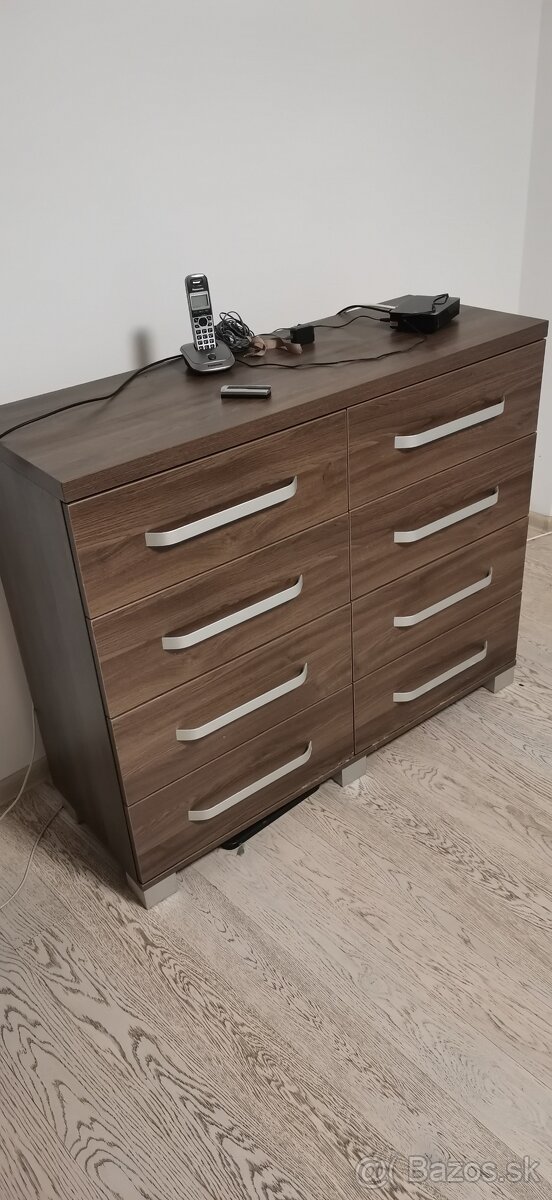 PREDÁM KOMODU+STOLÍKY+POLIČKA. - 2