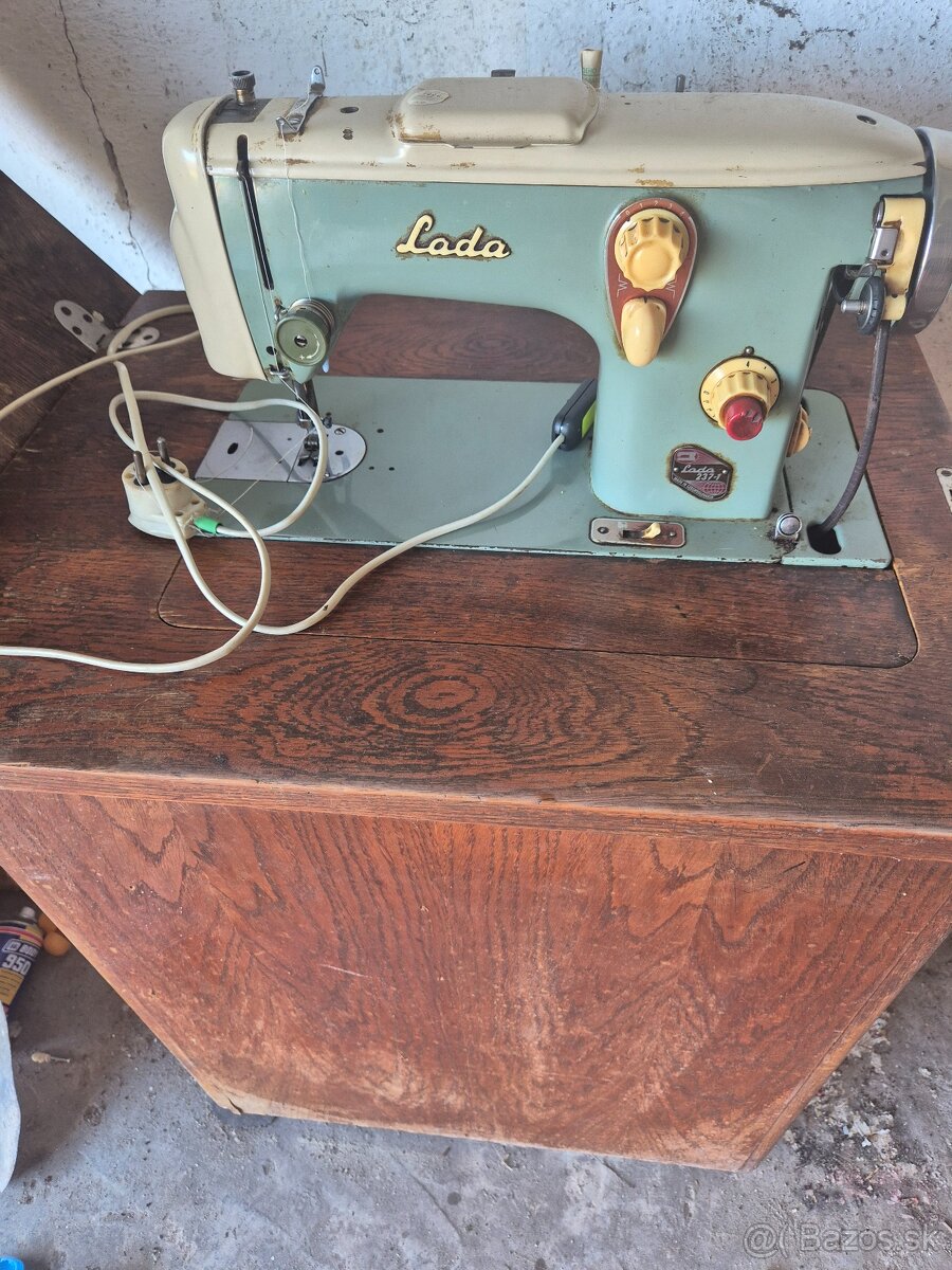 Predám starožitný šijací stroj Lada - 2