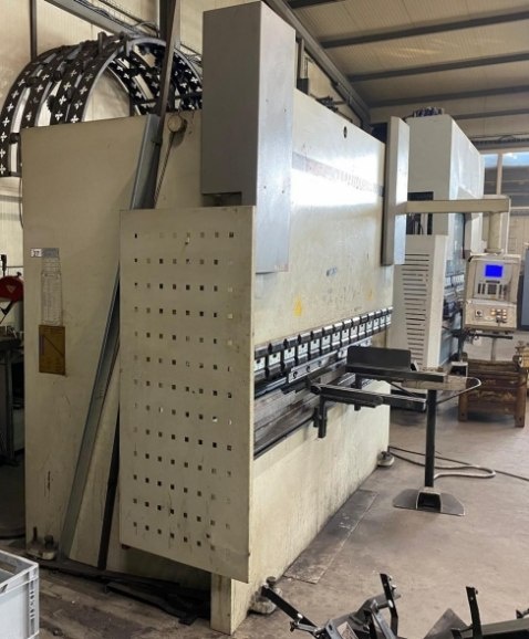 Nabízíme Použitý ohraňovací lis E-30160, r. v. 2006 - 2