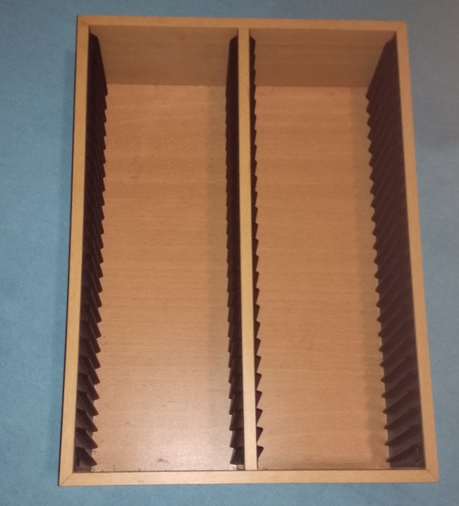 Drevený pekný stojan-box na 50CD - 2