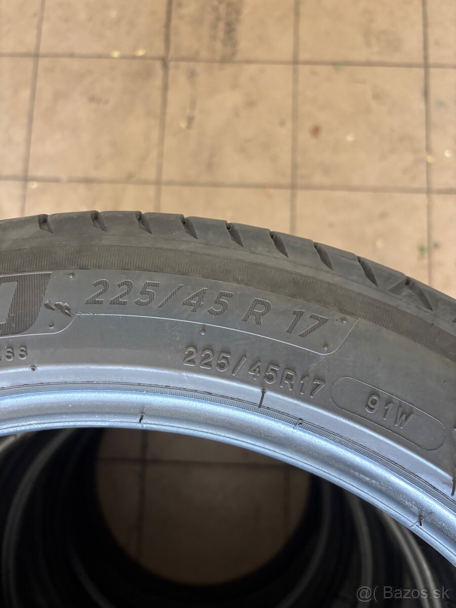 225/45R17 - 2