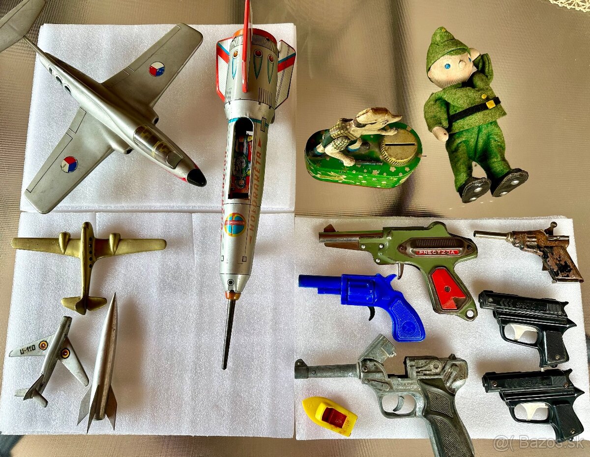 Retro staré hračky - autíčka, stolní hry, dětské pistolky - 2