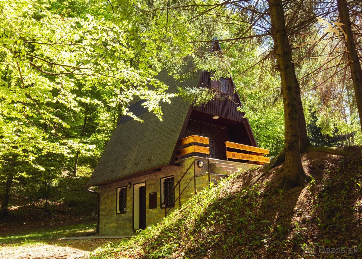 REZERVOVANÉ Čarovná chata uprostred prírody s tečúcim poto - 2