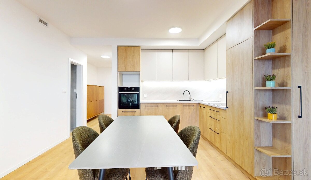 CENTRUM jedinečný 2 izb.byt s predzáhradkou 92 m2 - 2