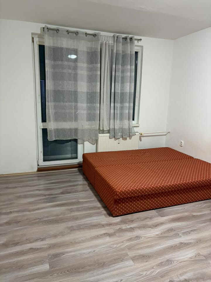 PRENAJMEM garsónku s balkónom v Senici - 2