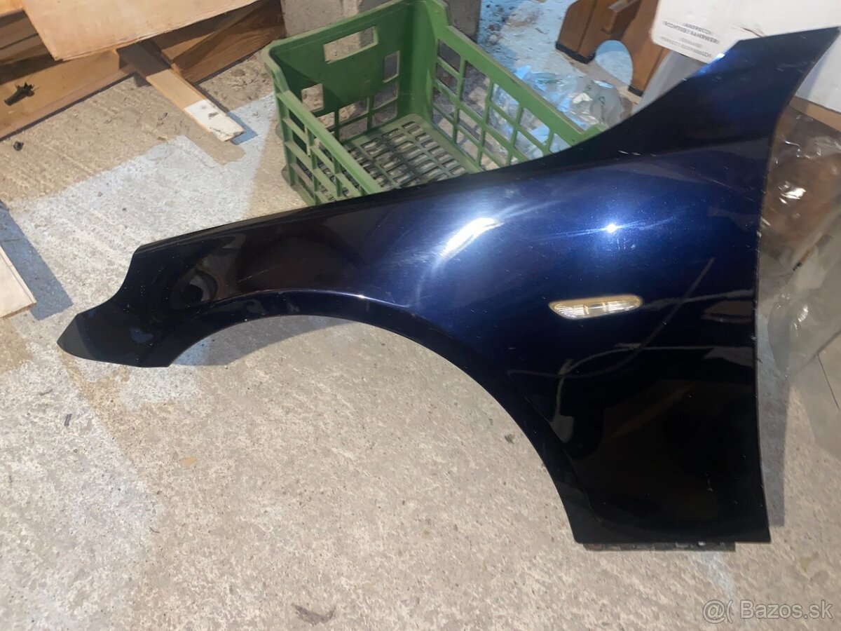 Lavý predný vodičov blatník BMW E60 E61 biela / modrá / sivá - 2