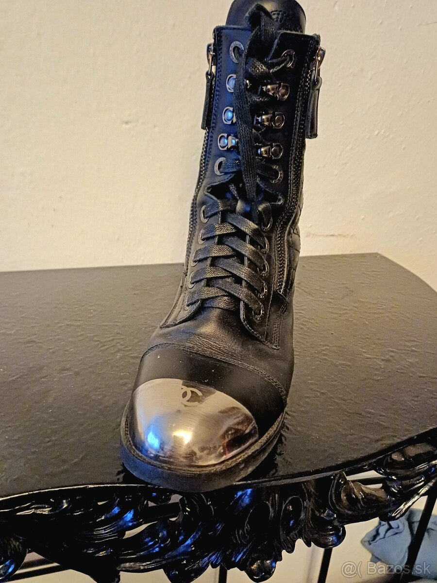 CHANEL čierne čižmy CC z pravej kože. S kovovou špičkou - 2