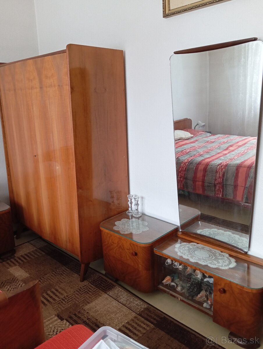 Starý nábytok + šijací stroj - 2