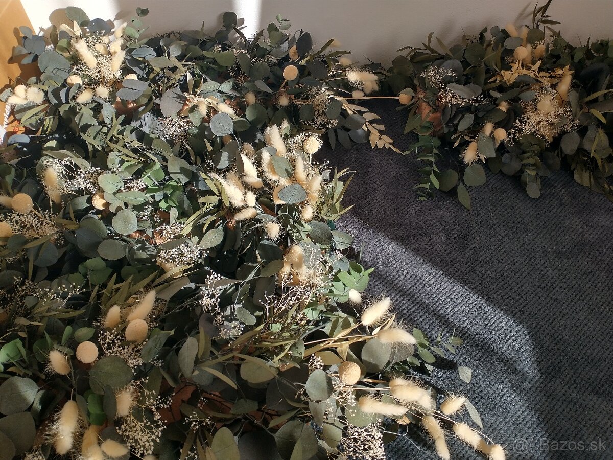 Vyzdoba na hlavny svadobny stol zo stabilizovaneho eukalyptu - 2