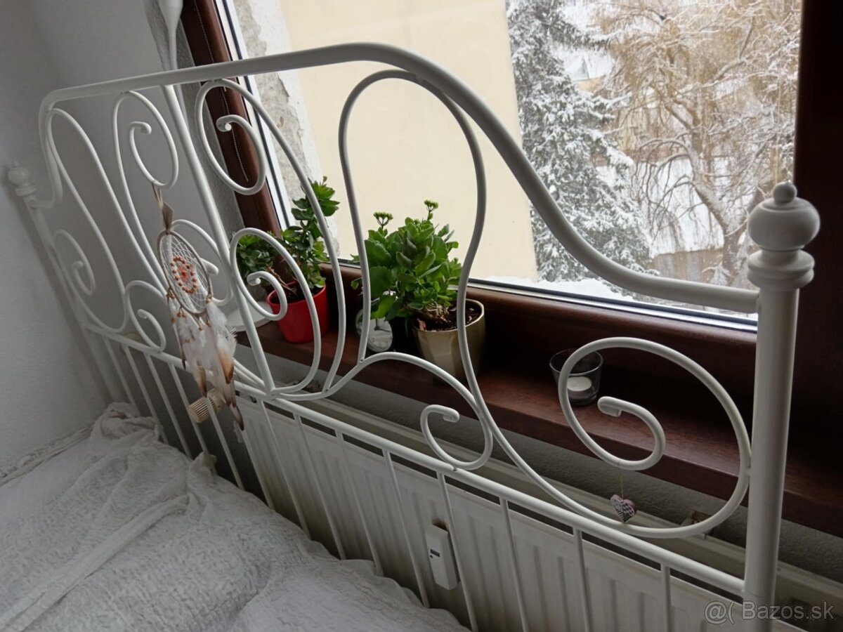 Predám kovovú manželskú romantickú posteľ (biela) - 2