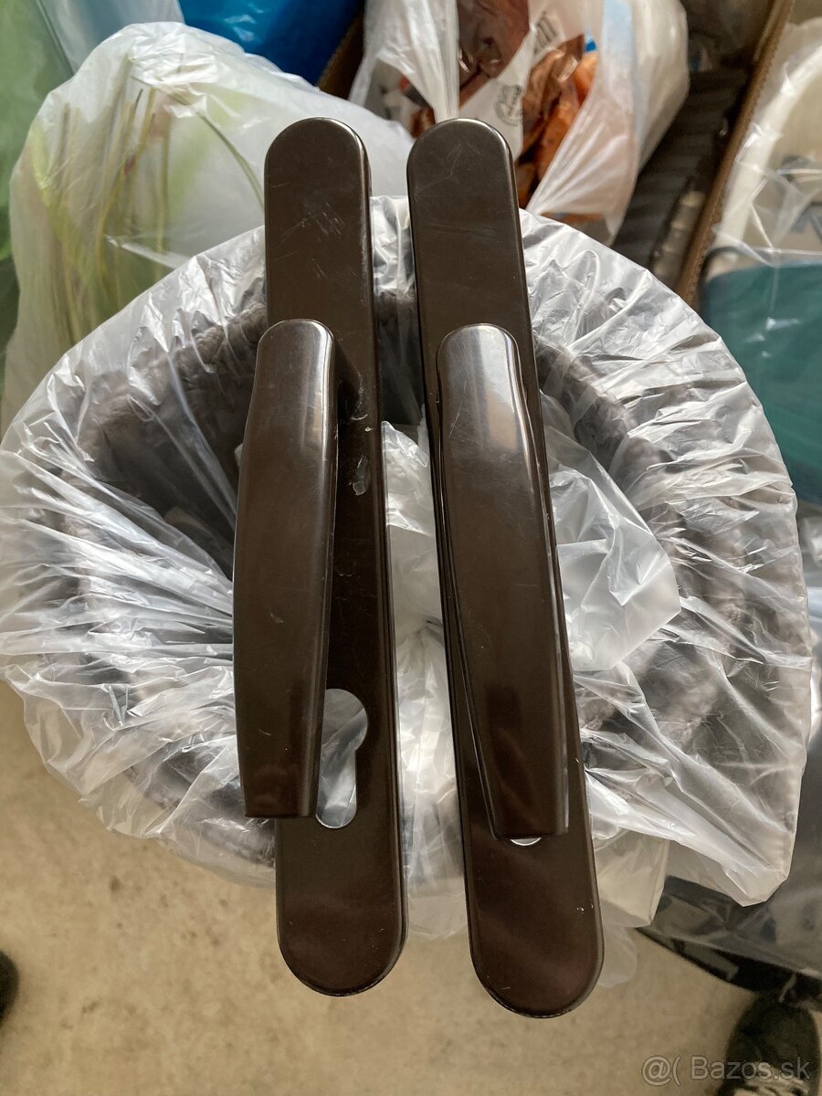 Klucka na dvere orechovo hneda - 2