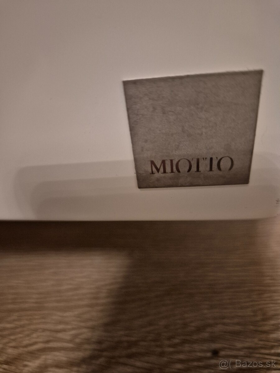 Značková skrinka pod TV - 2