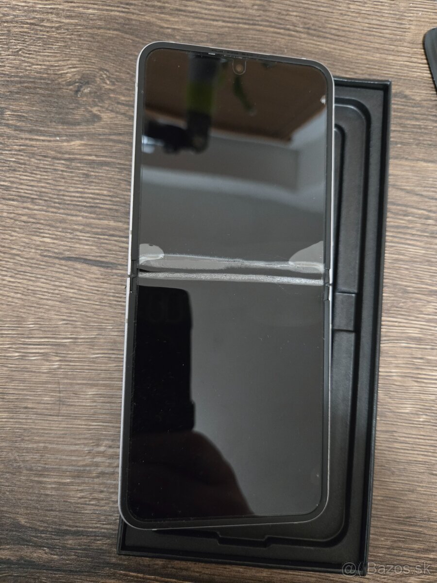 Samsung Z Flip6 - 2
