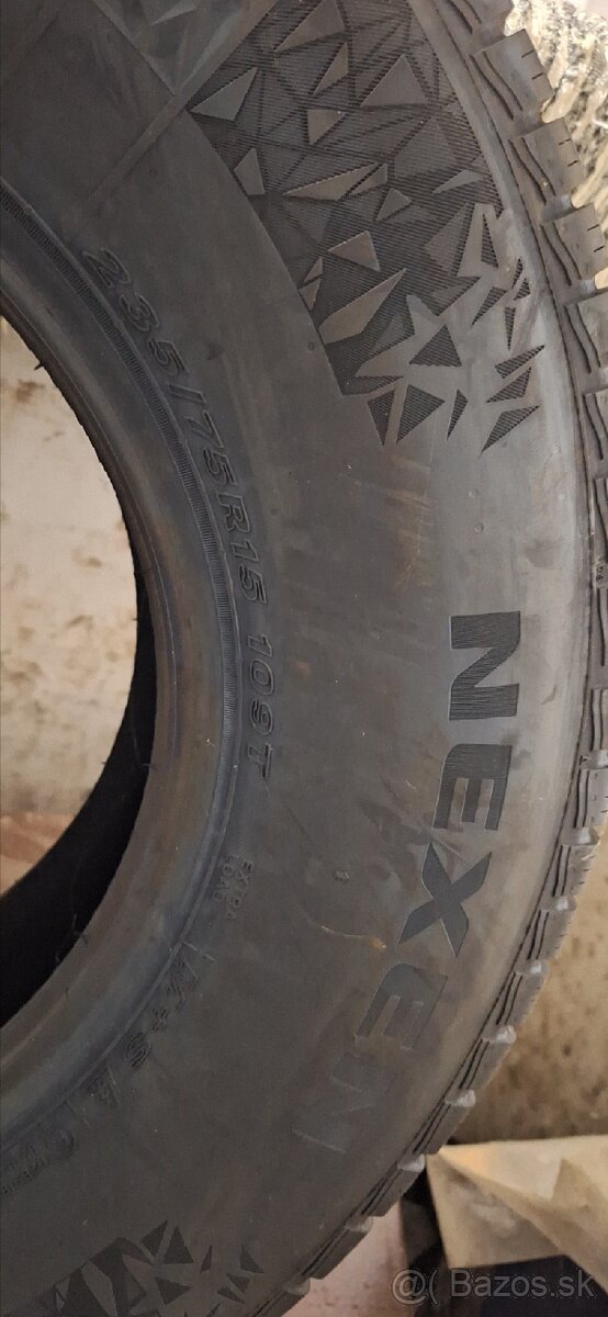 Nexen 235/75R15 - 2