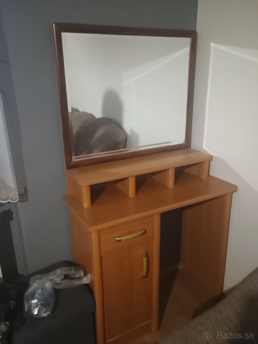 Kozmeticky stolik - 2