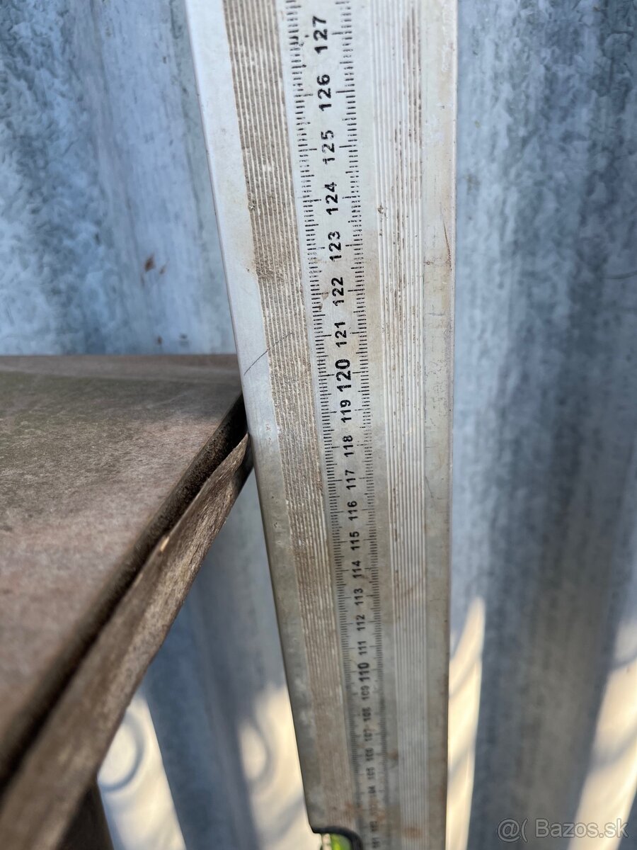 Kovový stojan na kvety. - 2