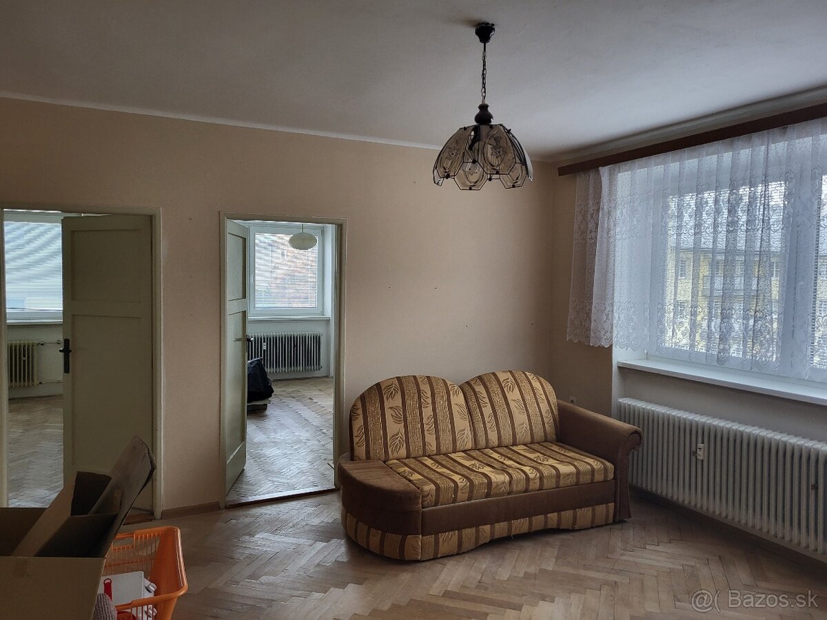 Výborný byt aj s výťahom na námestí vo Valaskej za dobrú cen - 2