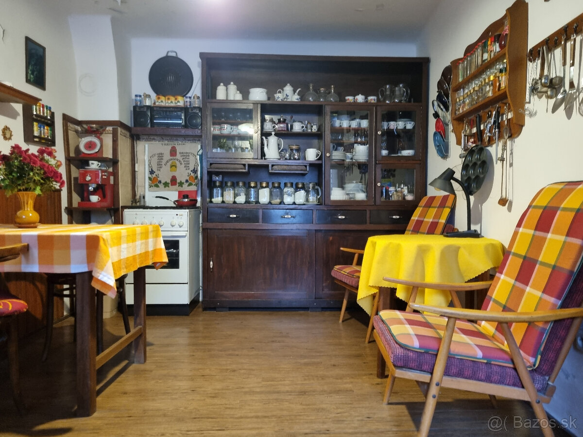 RODINNÝ a HOSŤOVSKÝ DOM,STODOLA a POZEMOK 2924m2 HRÁDOK NMNV - 2