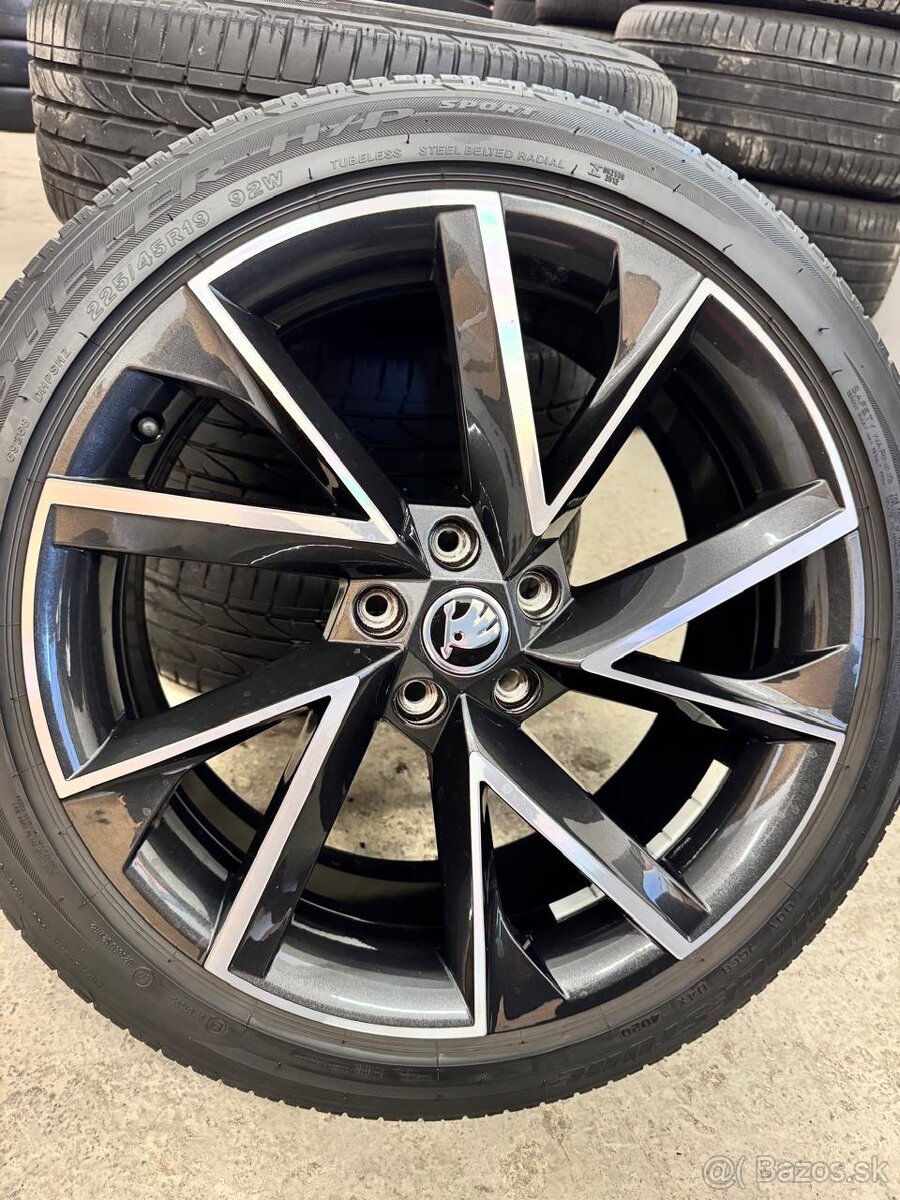 ORIGINAL SKODA KAROQ SPORTLINE VEGA R19 5x112 225/45/19 - 2