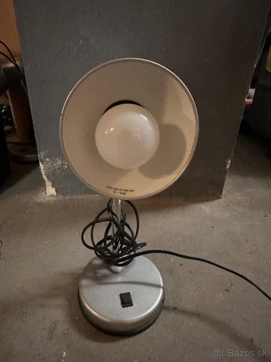 Predam malu stolovu lampu. - 2