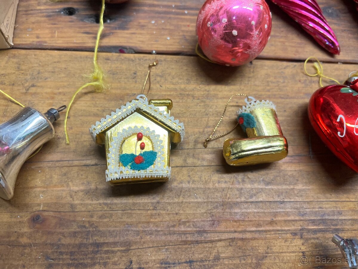 Sklenené ozdoby a kovové zvončeky. - 2