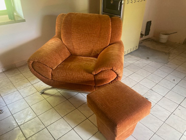 Predám rohovú sedačku s kreslom a taburetkou - 2