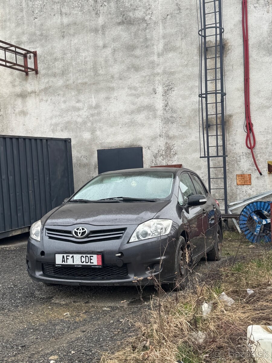 Toyota auris 2010 - 2