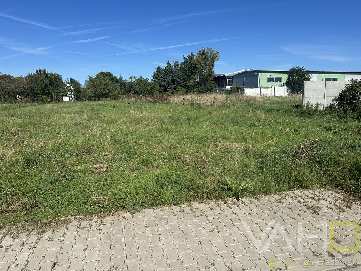 NA PREDAJ STAVEBNÝ POZEMOK Kamenný mlyn, 748 m², všetky IS – pohled 2