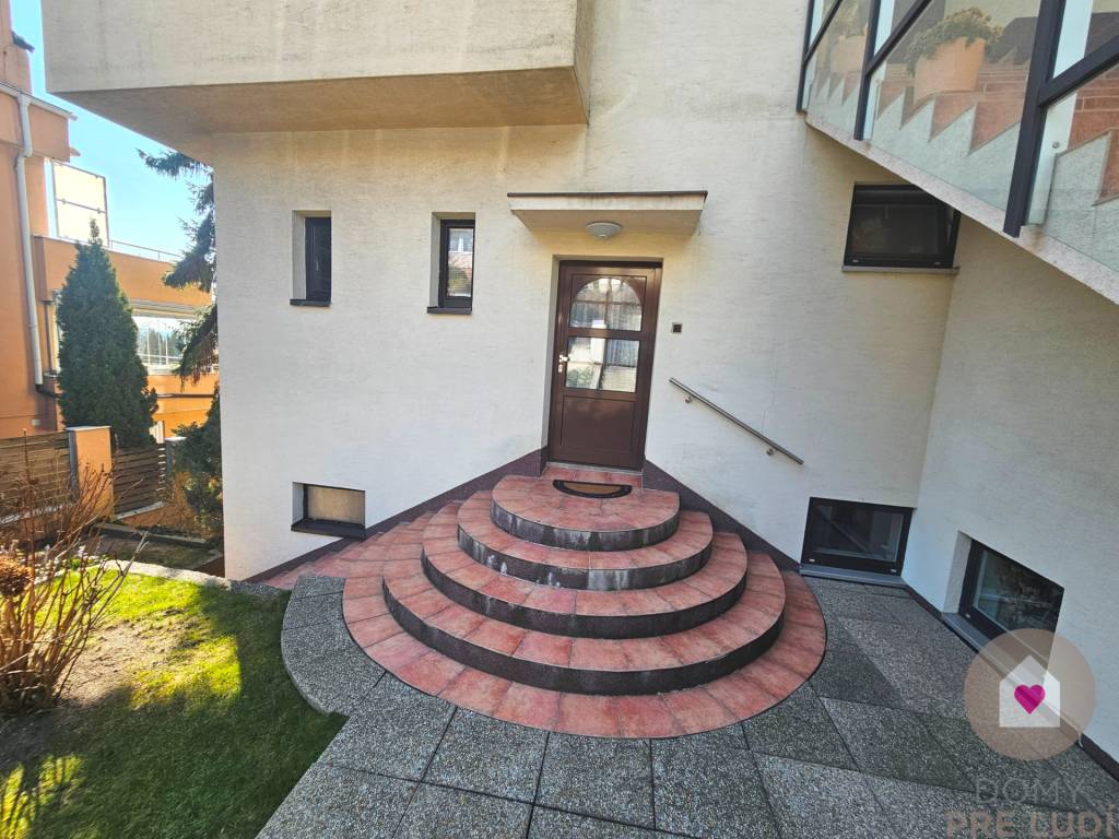 3,5 IZBOVÝ KOMPLETNE ZARIADENÝ BYT (110 m2) V RD, BA- STARÉ - 2