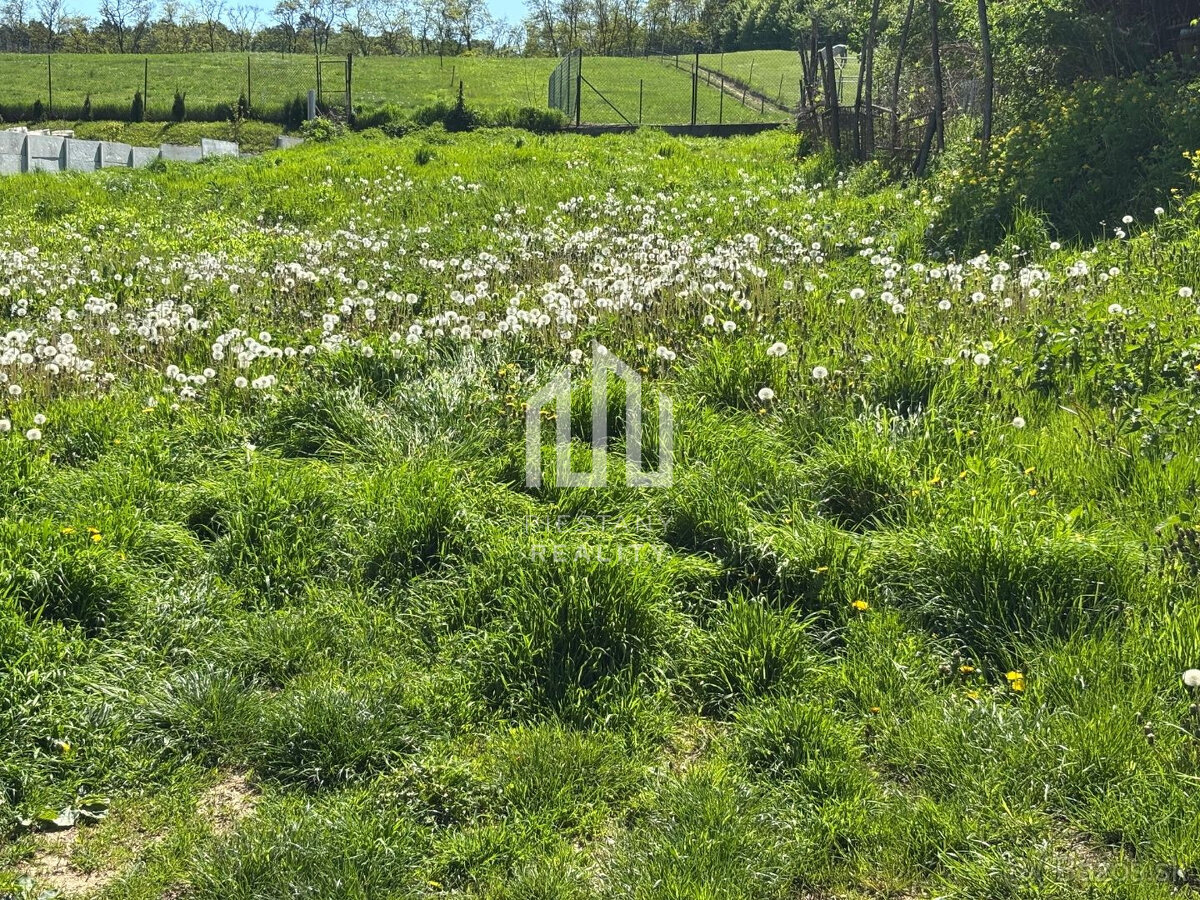 VÝNIMOČNÝ stavebný pozemok s nádherným výhľadom - 2