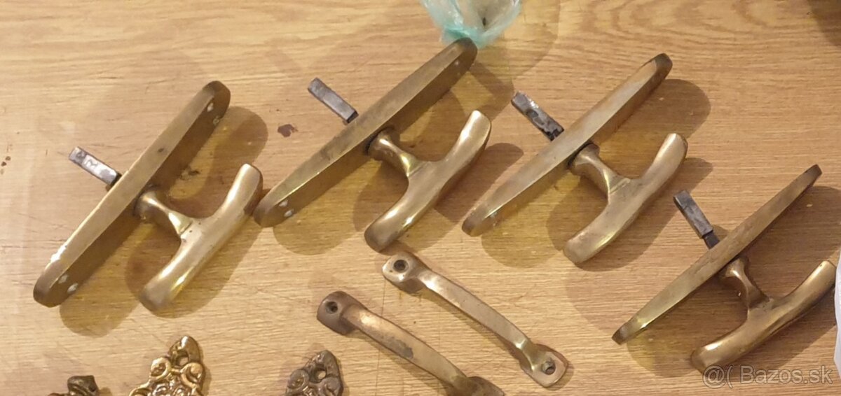 Staré mosadzné okenné klučky 4ks - 2