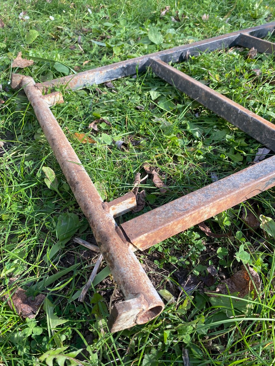 Pevny ocelovy 3m rebrik - 2