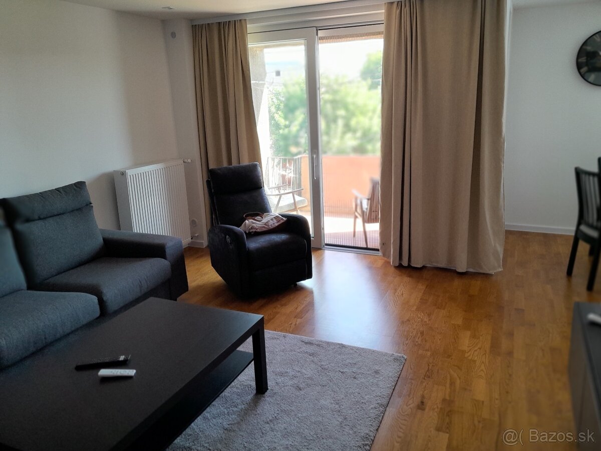 Veĺký 2i byt s loggiou centrum Bytča - 2