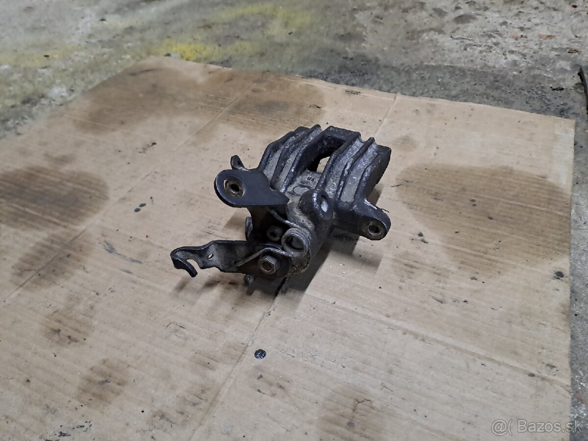 Zadný L brzdový strmeň golf 4-5-6,audi a3... - 2