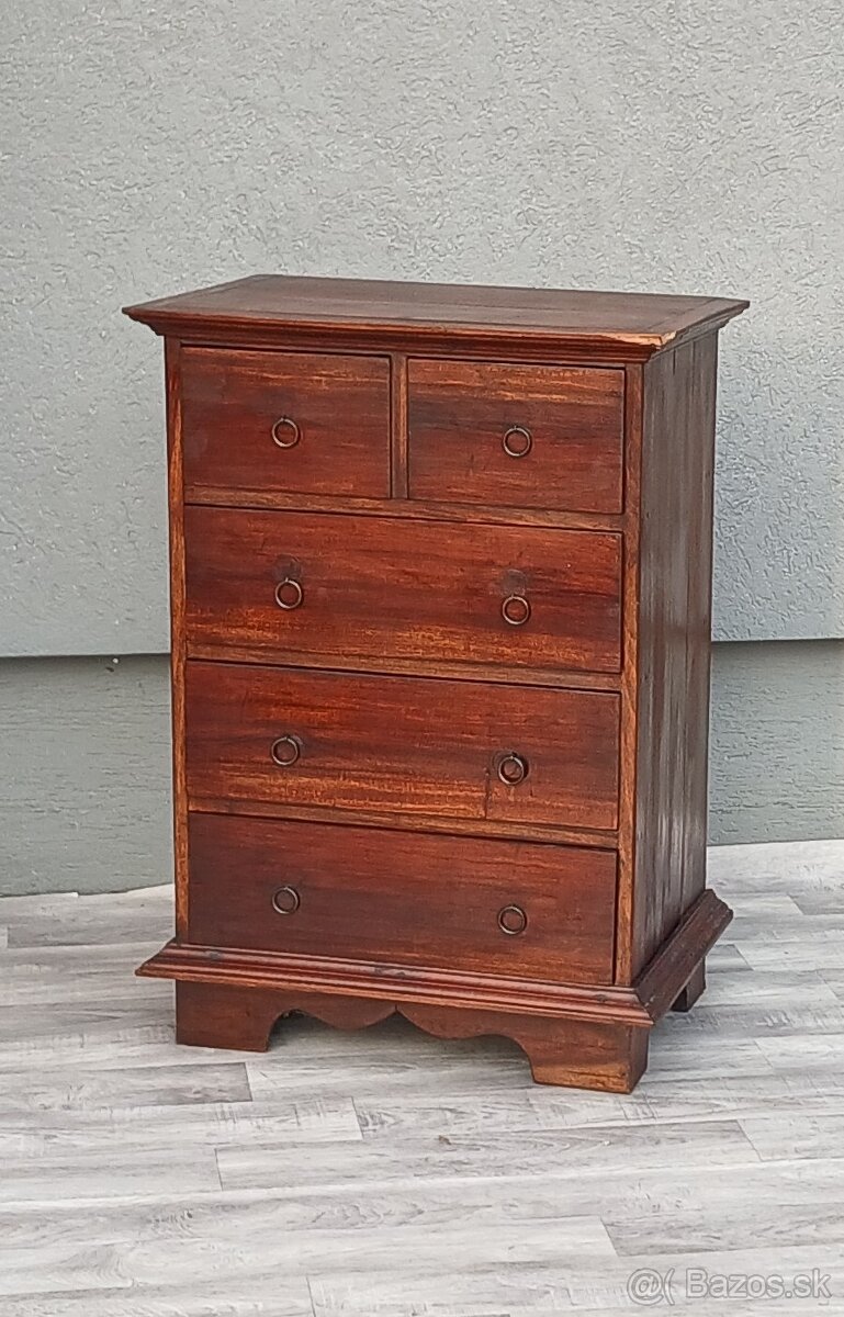 Komôdka v koloniálnom štýle. - 2