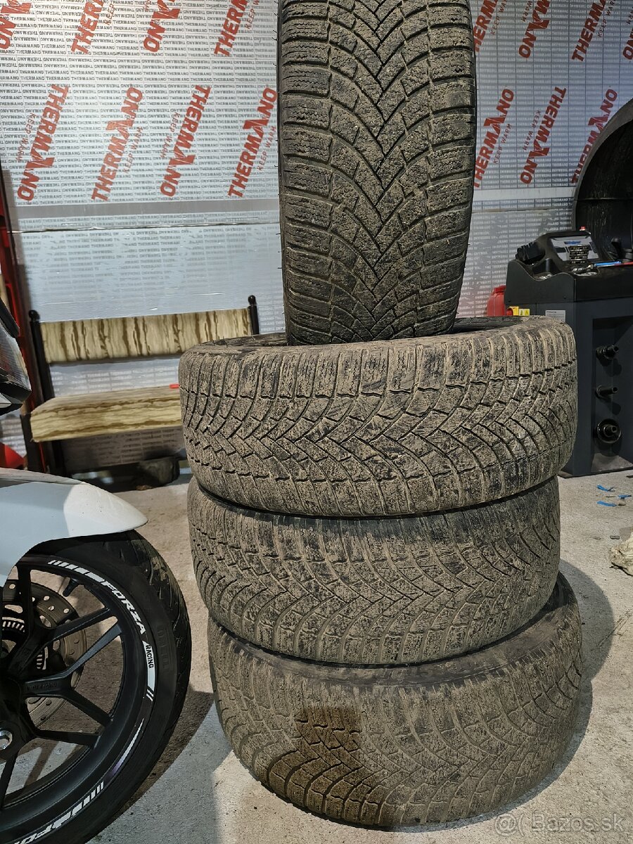 Predám pneu 235/45R19 - 2