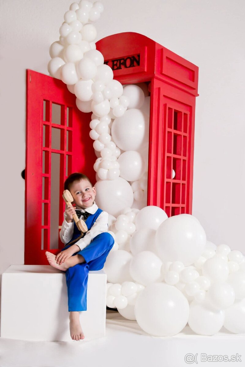 Drevené rekvizity, paravany a pódia.
- 2