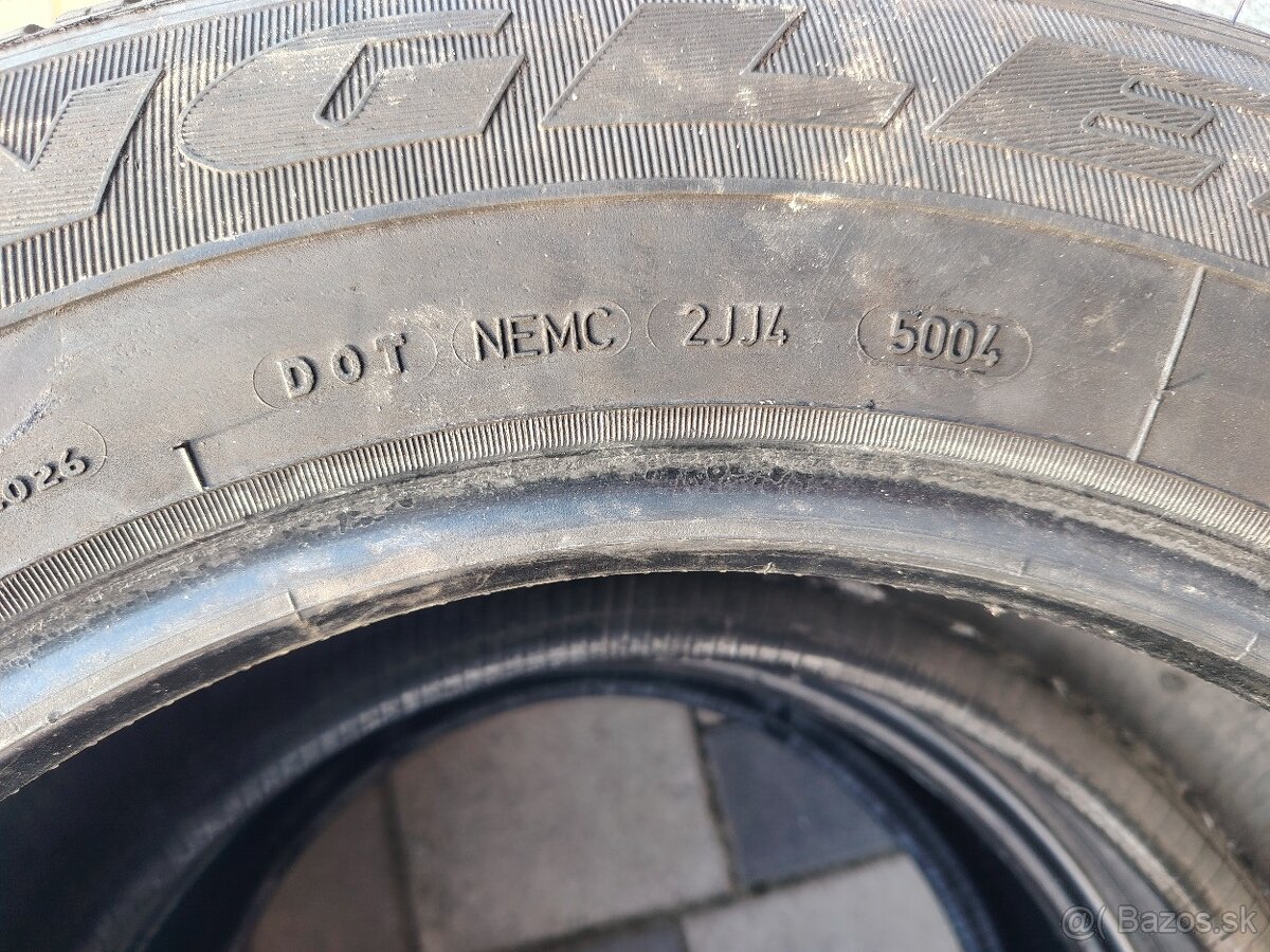 Predám pneu 235/65R17 letné - 2