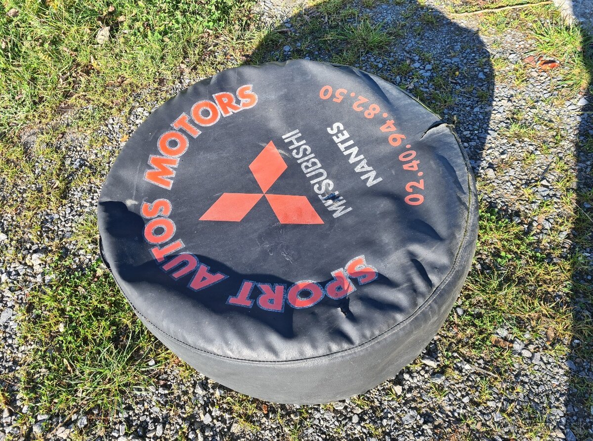 Kryt rezervy Mitsubishi Pajero - 2