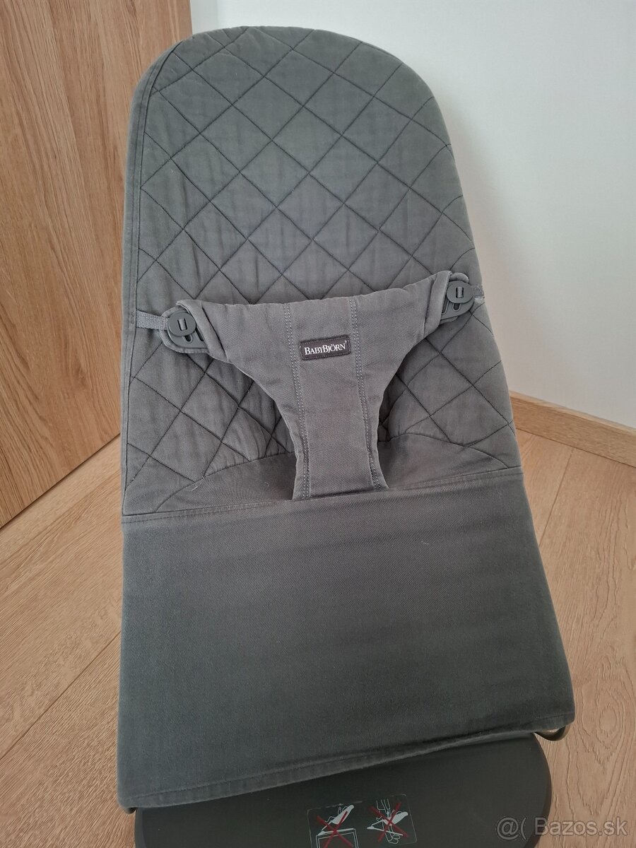 Lehátko Babybjorn s hračkou - 2