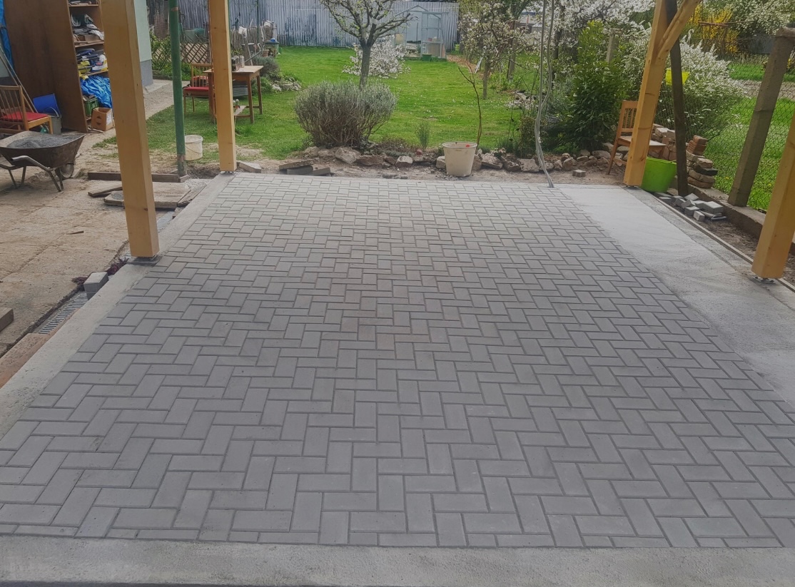 Zamková dlažba,ploty - 2