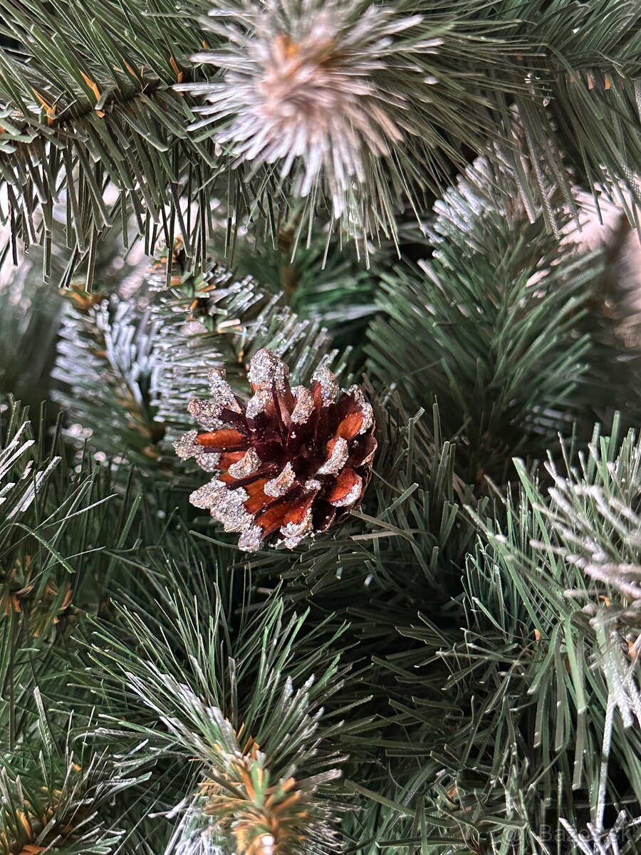 Umelý vianočný stromček s šiškami - 2