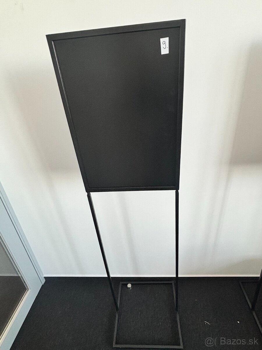 Čierny kovový stojan na plagáty – položka 29-34 - 2