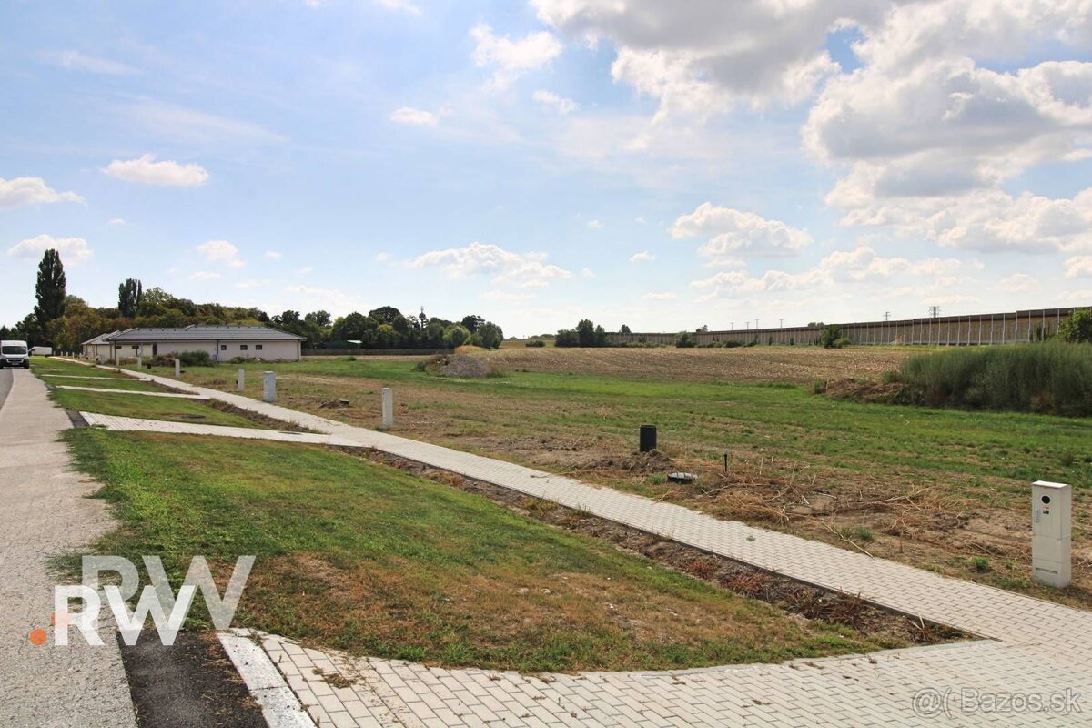 VLČKOVCE - nová štvrť - pozemok 700 m2 - všetky IS - 2