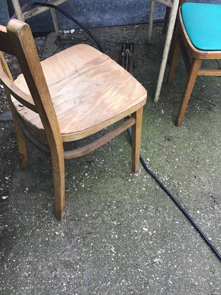 STARé STOLIčKY A STARý STôL - 2