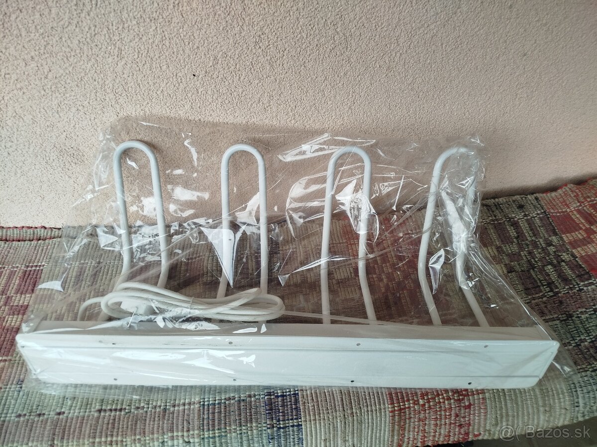 Sušič topánok na stenu - 2