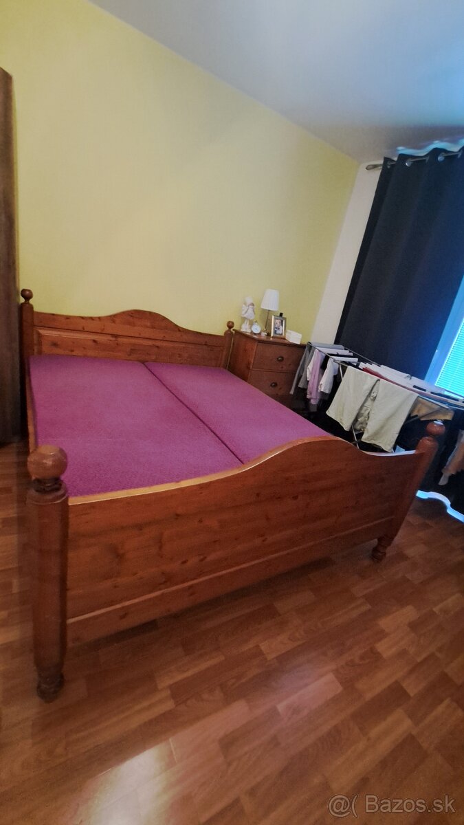 Masívna dvojlôžková postel. - 2