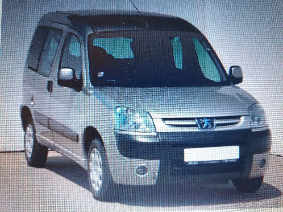 Peugeot Partner predný nárazník bielej farby - 2