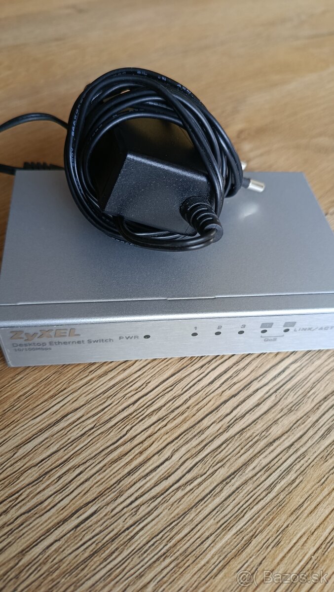 Predám switch zyxel 105a - 2